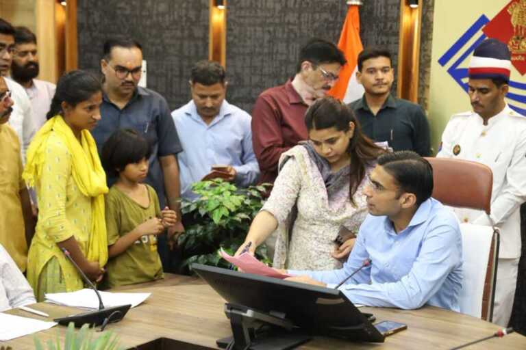 डीएम ने भरी फीस: अंजलि बनेगी डॉक्टर, नंदा-सुनंदा योजना से मुस्कान व अन्य दो बालिकाओं की शिक्षा को नई राह