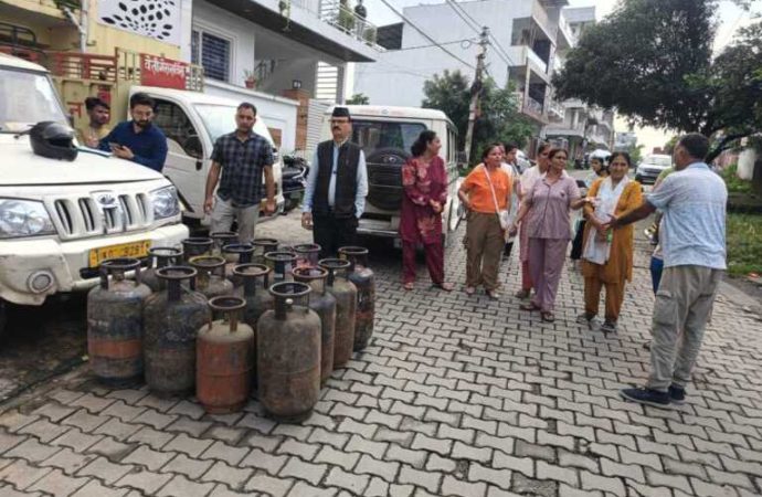 अवैध गैस रिफिलिंग पर जिला प्रशासन सख्त; 34 सिलेंडर जब्त