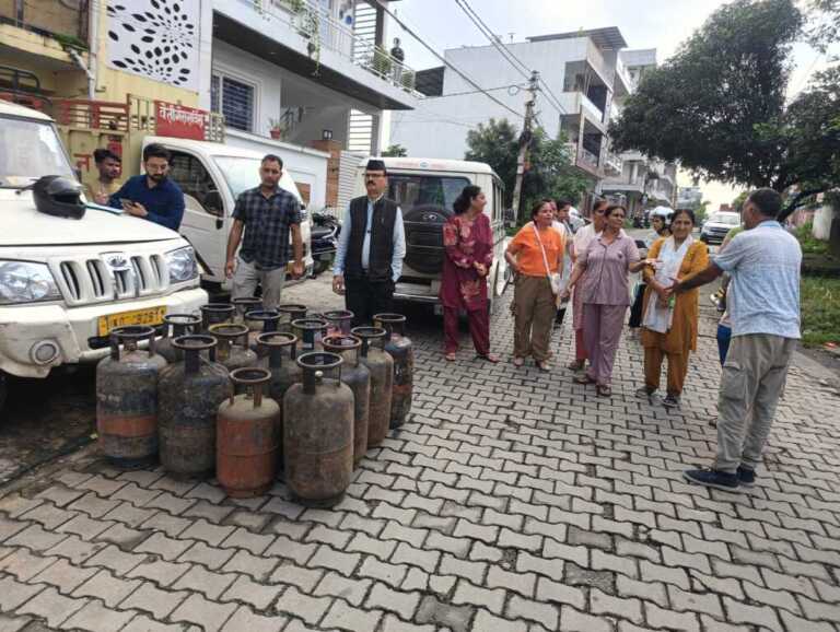 अवैध गैस रिफिलिंग पर जिला प्रशासन सख्त; 34 सिलेंडर जब्त