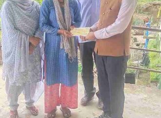 सीएम घोषणा के अनुरूप प्रभावित क्षेत्रों में वितरित किये राहत राशि के चेक