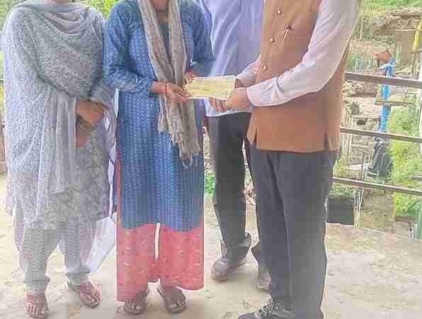 सीएम घोषणा के अनुरूप प्रभावित क्षेत्रों में वितरित किये राहत राशि के चेक