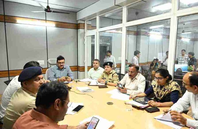 कमिश्नर गढ़वाल ने आपदा कंट्रोल रूम पहुंचकर की राहत बचाव कार्यों की समीक्षा