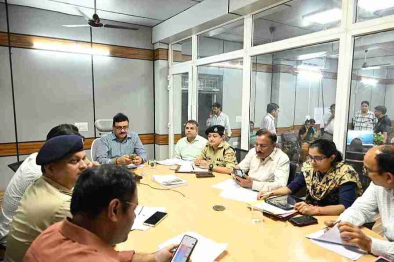 कमिश्नर गढ़वाल ने आपदा कंट्रोल रूम पहुंचकर की राहत बचाव कार्यों की समीक्षा