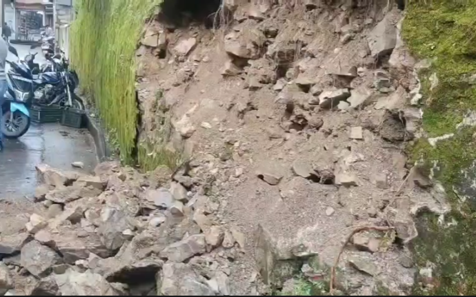 मसूरी में भारी बारिश का कहर: सनातन धर्म इंटर कॉलेज की रिटेनिंग वॉल ढही, मलबा सड़क पर फैला – बड़ा हादसा टला