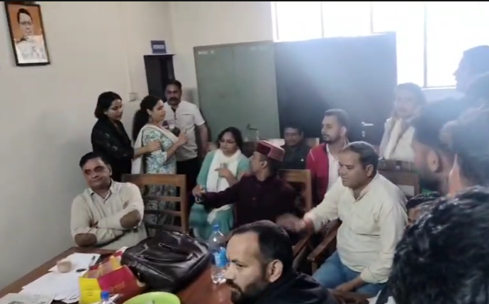 मसूरी एमपीजी कॉलेज में बवाल! गुप्त बैठक, प्राचार्य के इस्तीफे की माँग से गरमाया माहौल