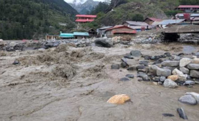 लगातार बारिश से बढ़ा खीर गंगा का जलस्तर, सर्च ऑपरेशन रुका, लोगों में फिर दिखा खौफ