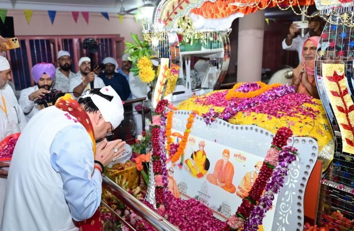 सप्तसरोवर में सतगुरू लाल दास महाराज के 50वें निर्वाण दिवस पर सीएम धामी ने की श्रद्धांजलि अर्पित