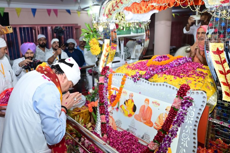 सप्तसरोवर में सतगुरू लाल दास महाराज के 50वें निर्वाण दिवस पर सीएम धामी ने की श्रद्धांजलि अर्पित