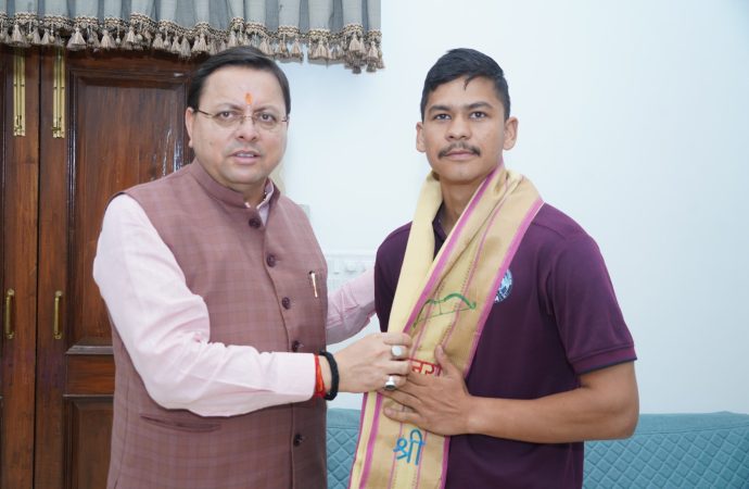 सीएम धामी ने एवरेस्ट विजेता वीरेन्द्र सिंह सामंत को दी बधाई