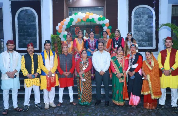 लाल किले पर स्वतंत्रता दिवस समारोह में उत्तराखंड प्रवासी दल ने पारंपरिक वेशभूषा में बिखेरी सांस्कृतिक छटा