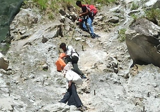 बदरीनाथ हाईवे पर भूस्खलन: 30 मीटर हिस्सा ध्वस्त…2000 यात्रियों को पड़ावों पर रोका, ऐसे आवाजाही कर रहे लोग