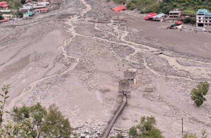 उत्तरकाशी आपदा: डेढ़ किमी तक मलबे में दफन हुआ धराली गांव, घर-होटल सब तबाह