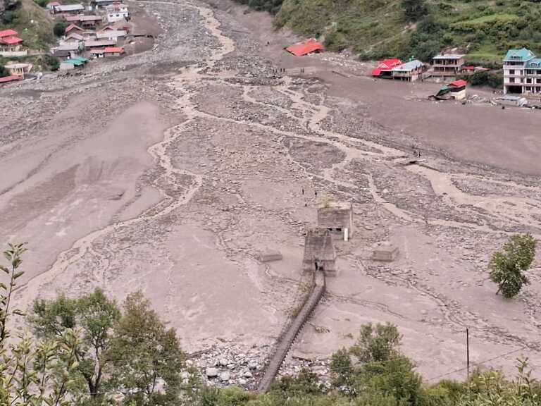 उत्तरकाशी आपदा: डेढ़ किमी तक मलबे में दफन हुआ धराली गांव, घर-होटल सब तबाह