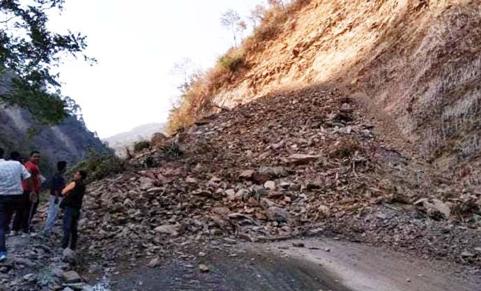 रात में गिरी चट्टानें और मलबा, ऋषिकेश-गंगोत्री नेशनल हाइवे हुआ ठप