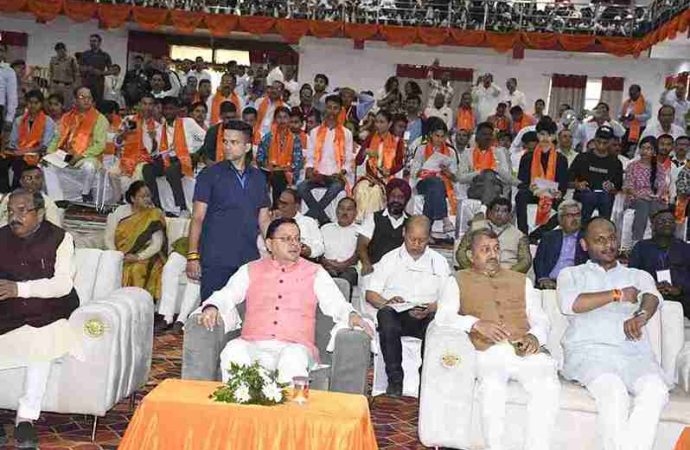 सीएम धामी ने नैनीताल में सुना पीएम मोदी का मन की बात का 126वां एपिसोड