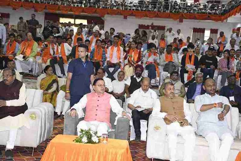 सीएम धामी ने नैनीताल में सुना पीएम मोदी का मन की बात का 126वां एपिसोड