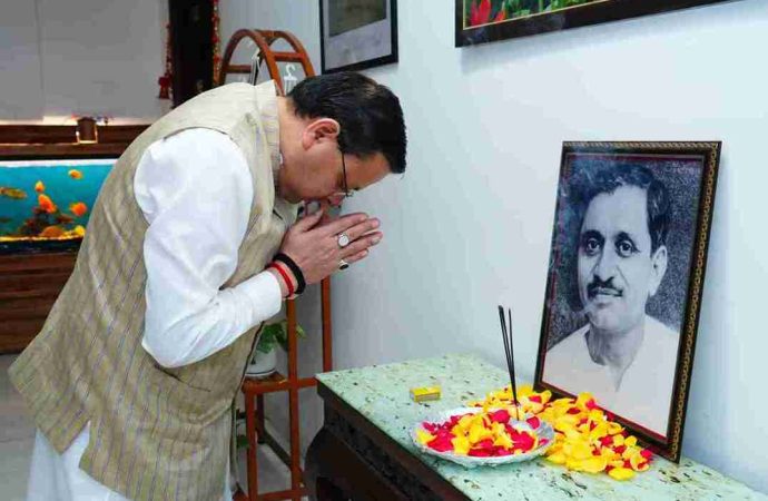 सीएम धामी ने दीनदयाल उपाध्याय जयंती पर प्रतिमा पर माल्यार्पण कर दी श्रद्धांजलि