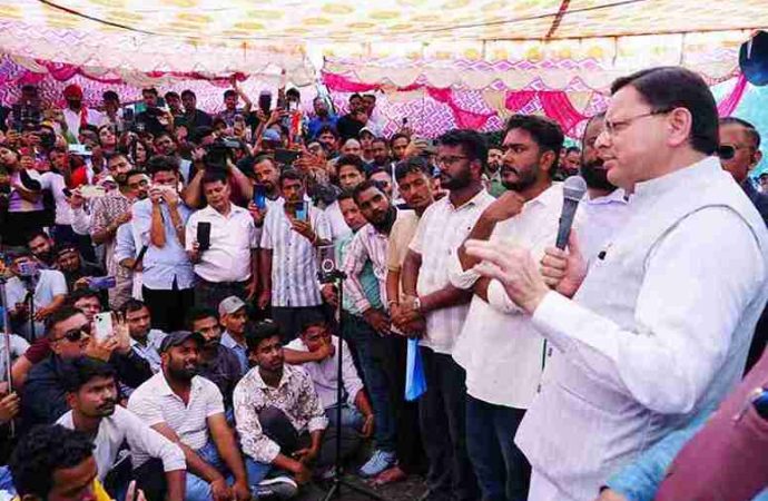 युवाओं के बीच पहुंचे सीएम धामी, परीक्षा प्रकरण में सीबीआई जांच की संस्तुति