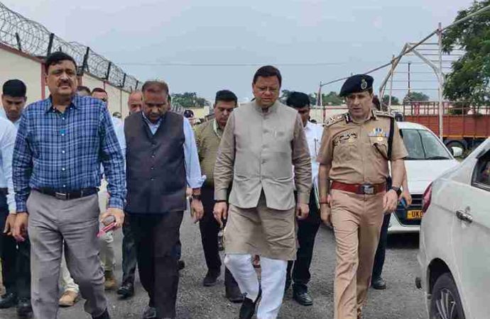 जौलीग्रांट पहुंचे सीएम धामी, पीएम मोदी के दौरे की तैयारियों का किया निरीक्षण