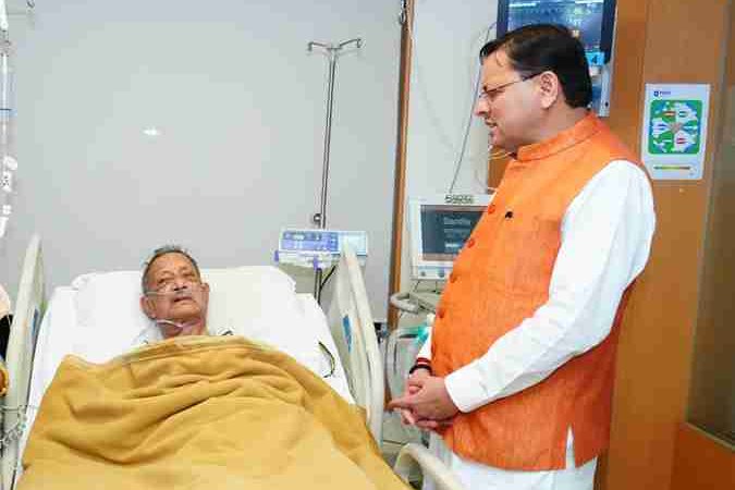 मुख्यमंत्री धामी ने मैक्स हॉस्पिटल में जाकर पूर्व मुख्यमंत्री  भुवन चंद्र खंडूरी के स्वास्थ्य का हालचाल जाना