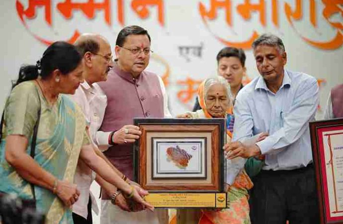 सीएम धामी ने साहित्यकारों को किया सम्मानित, दिए उत्तराखंड दीर्घकालीन साहित्य सेवी सम्मान