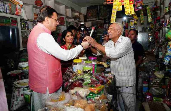 सीएम धामी ने गढ़ी कैंट बाजार में व्यापारियों से किया संवाद, जीएसटी पर लिया फीडबैक