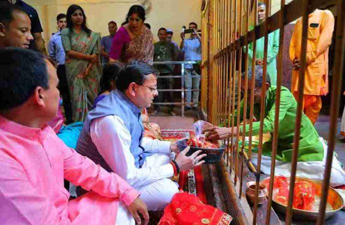 आपदा से जूझ रहे प्रदेश के लिए मां धारी देवी से आशीर्वाद लेने पहुंचे सीएम धामी, भावुक हुए श्रद्धालु
