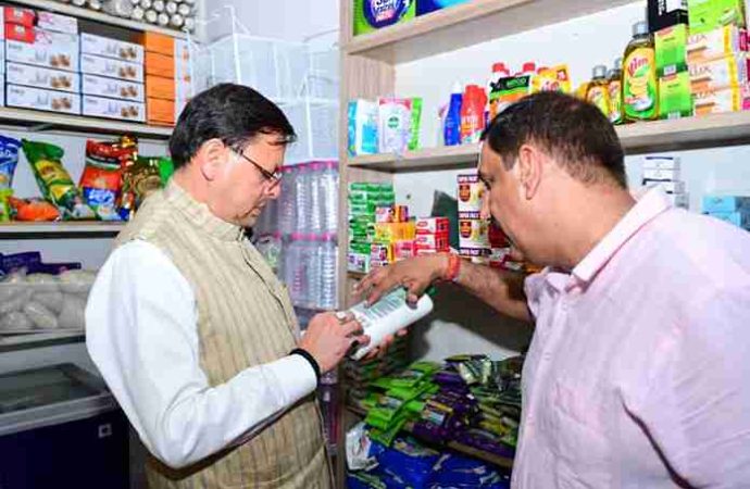 सीएम धामी का सहस्त्रधारा बाजार भ्रमण, स्वदेशी अपनाने और आत्मनिर्भर भारत पर जोर