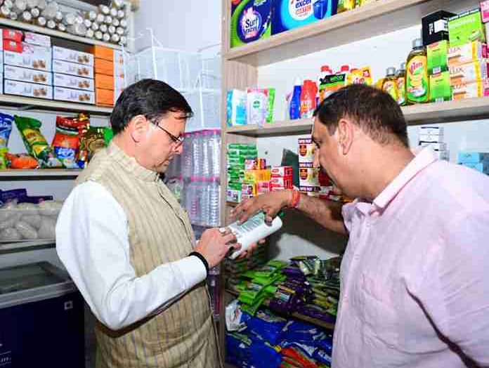 सीएम धामी का सहस्त्रधारा बाजार भ्रमण, स्वदेशी अपनाने और आत्मनिर्भर भारत पर जोर