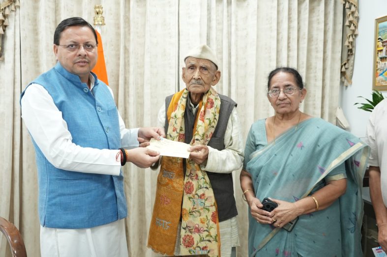 96 वर्षीय जबर सिंह रावत ने मुख्यमंत्री राहत कोष में दान किए ₹7 लाख, मुख्यमंत्री धामी ने की सराहना