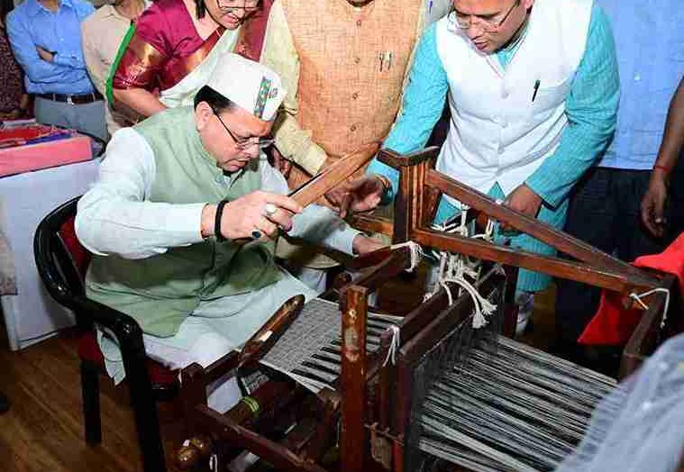 उत्तराखंड शिल्प रत्न से नवाजे गए 11 हस्तशिल्पी, मुख्यमंत्री धामी ने किया सम्मान