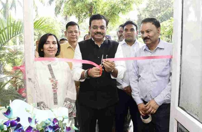 स्वस्थ नारी–सशक्त परिवार अभियान के तहत सचिवालय में स्वास्थ्य व रक्तदान शिविर