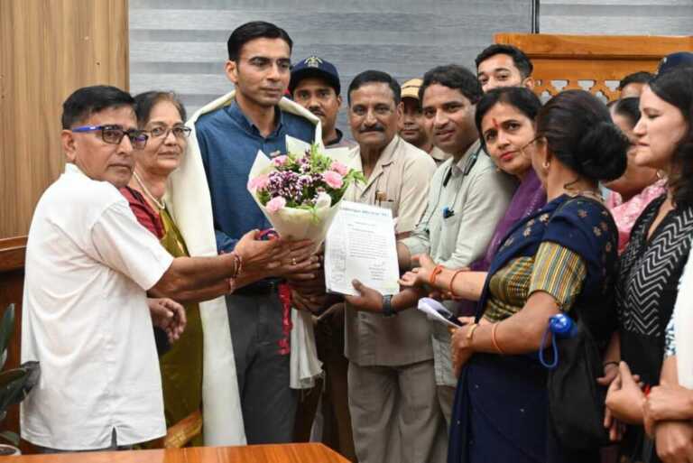 डीएम सविन बंसल को असाधारण निर्णय क्षमता पर अभियान टीम ने दिया सम्मान