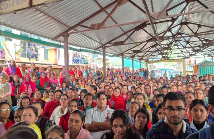 गर्भवती महिला की मौत से नाराज ग्रामीणों ने गैरसैंण तहसील घेरा