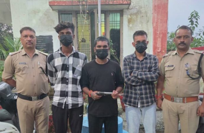 पिस्टल से केक काटने का वीडियो वायरल, तीन युवक गिरफ्तार