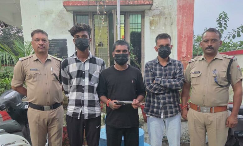 पिस्टल से केक काटने का वीडियो वायरल, तीन युवक गिरफ्तार