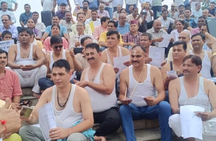 शिक्षक संघ का अनोखा विरोध, गंगा तट पर किया सीधी भर्ती नियमावली का तर्पण