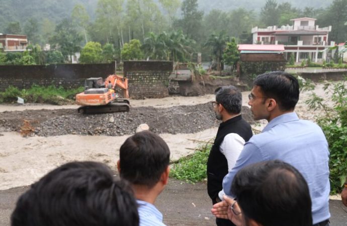 देहरादून में नदी की धारा मोड़ने से 6 करोड़ का नुकसान, 150 मीटर सड़क बह गई, डीएम सविन बंसल ने जांच के आदेश दिए