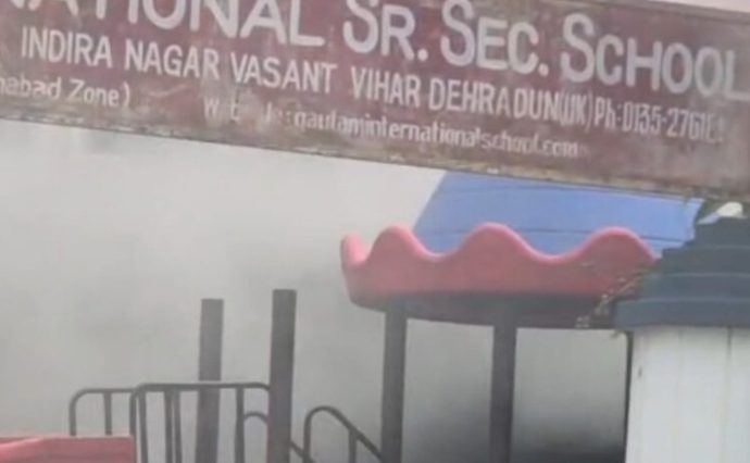 देहरादून के गौतम इंटरनेशनल स्कूल में भीषण आग, बच्चों की सुरक्षा को लेकर हड़कंप