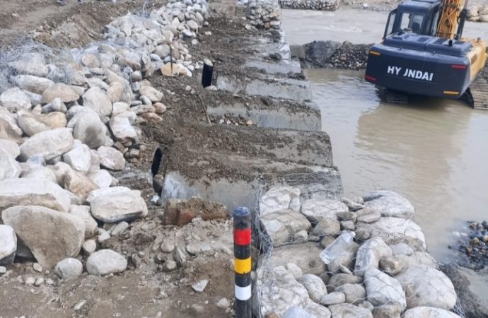 प्रेमनगर में टोंस नदी पर अस्थायी पुल टूटा, यातायात ठप; चार दिन पहले ही शुरू हुआ था आवागमन”