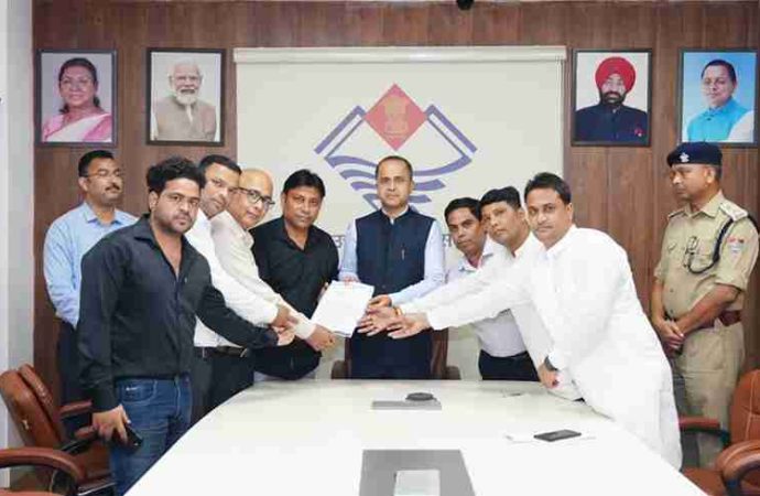 संयुक्त प्रतियोगिता परीक्षा छात्र संघ ने मुख्यमंत्री को सौंपा ज्ञापन