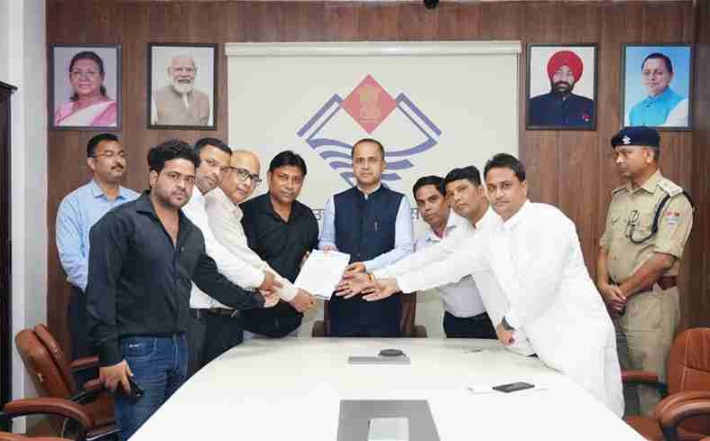 संयुक्त प्रतियोगिता परीक्षा छात्र संघ ने मुख्यमंत्री को सौंपा ज्ञापन