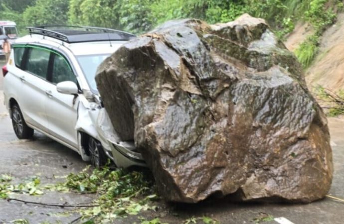 पहाड़ी से गिरा बोल्डर, कार चपेट में आने से क्षतिग्रस्त