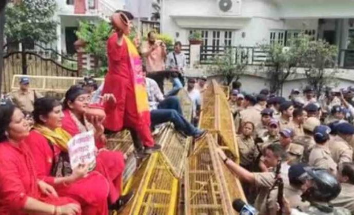 देहरादून में कांग्रेस का हल्ला बोल, महिला अपराधों के खिलाफ प्रदर्शन में कई नेता हिरासत में