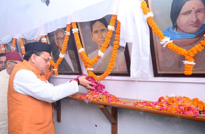 मुख्यमंत्री पुष्कर सिंह धामी ने मसूरी गोलीकांड शहीदों को अर्पित की श्रद्धांजलि