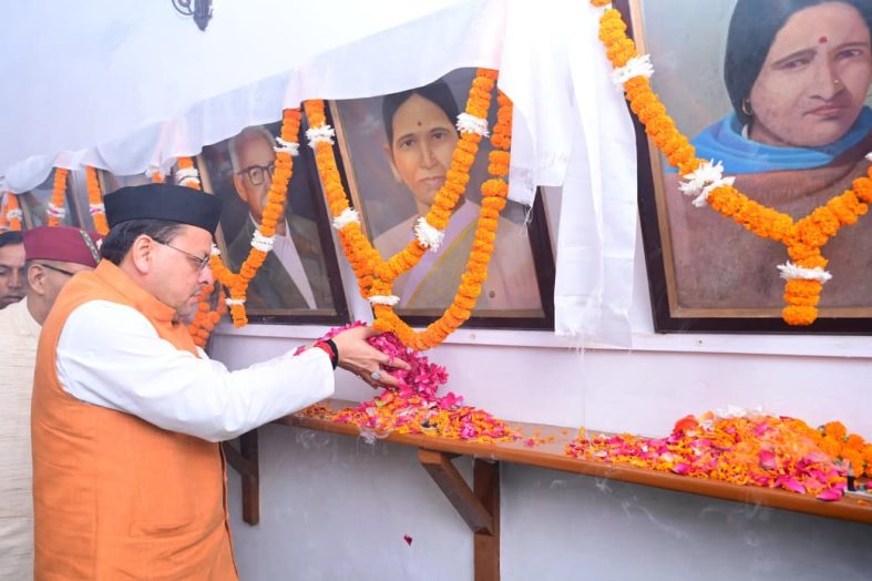 मुख्यमंत्री पुष्कर सिंह धामी ने मसूरी गोलीकांड शहीदों को अर्पित की श्रद्धांजलि