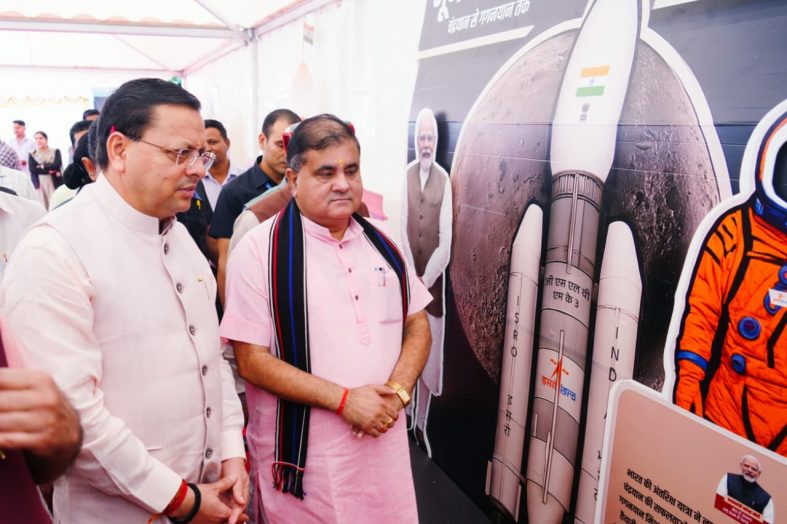 सीएम धामी ने सेवा पखवाड़ा के तहत नगर निगम देहरादून में प्रदर्शनी का किया शुभारंभ
