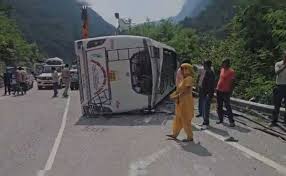 ऋषिकेश-चंबा-गंगोत्री हाईवे पर बस दुर्घटना, 2 की मौत, 13 यात्री घायल