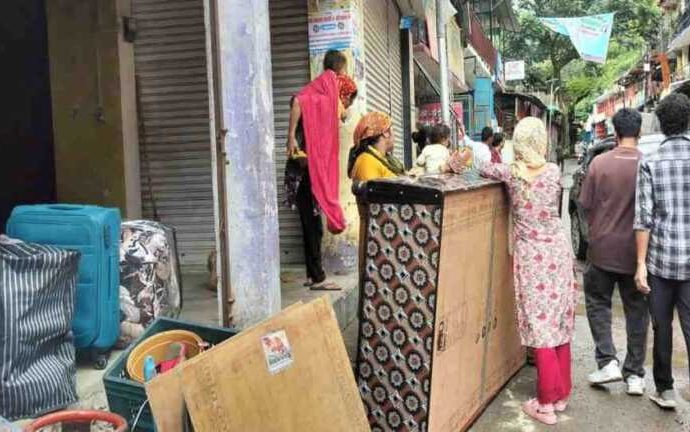 भूधंसाव की चपेट में आया नंदानगर का बैंड बाजार, खतरे की जद में आई 25 दुकानें, 34 परिवार किए शिफ्ट