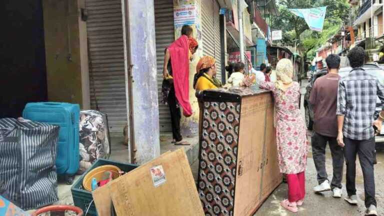 भूधंसाव की चपेट में आया नंदानगर का बैंड बाजार, खतरे की जद में आई 25 दुकानें, 34 परिवार किए शिफ्ट